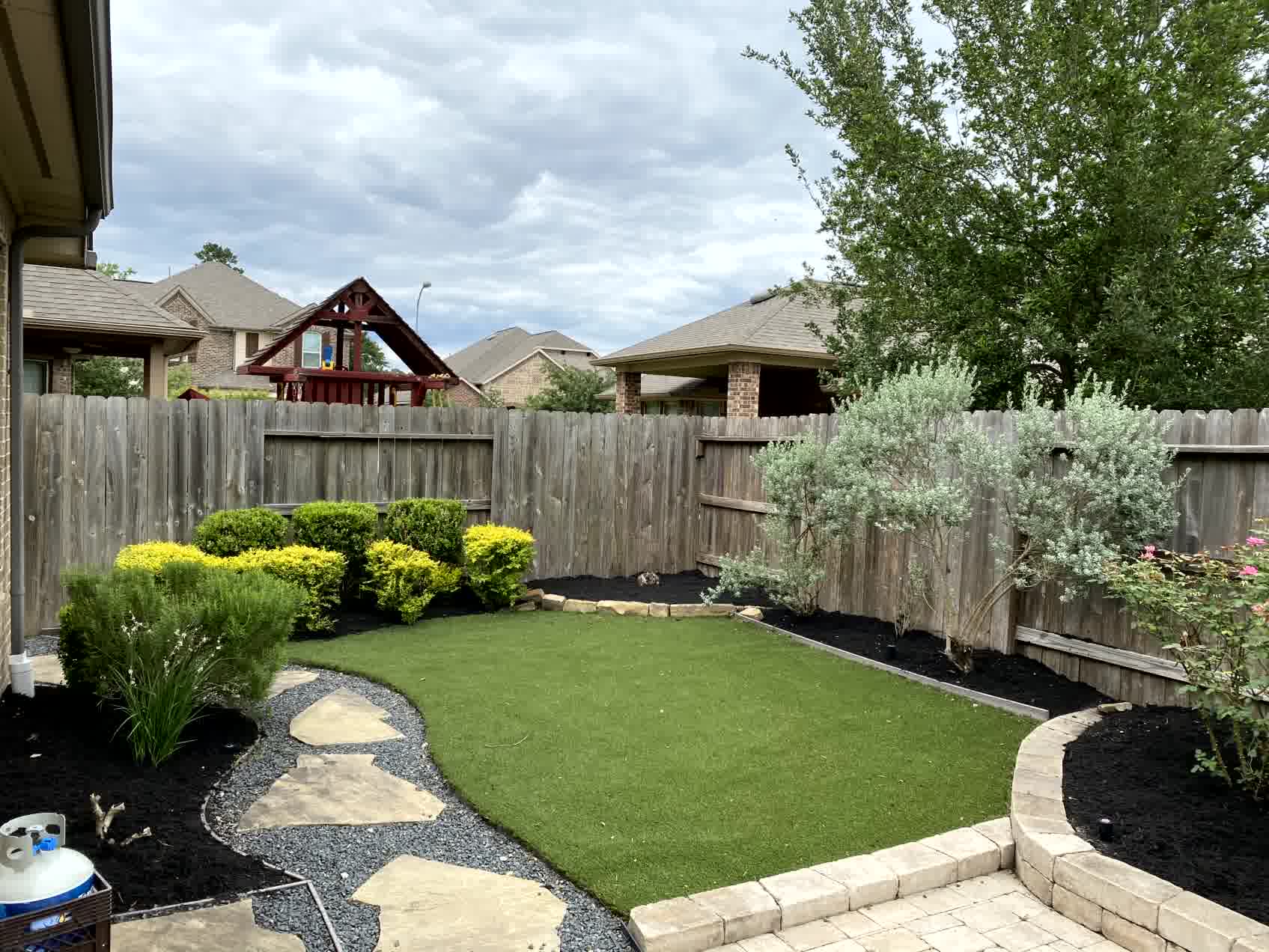Spring’s best landscaping company for mulching and fencing